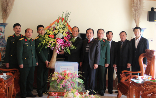 Phó Bí thư Thường trực Tỉnh uỷ Thân Văn Khoa thăm, tặng quà các đơn vị quân đội