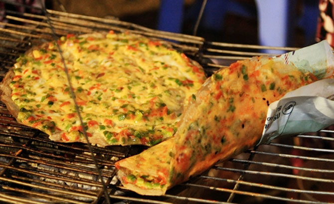 Grilled rice paper with egg - Vietnamese pizza