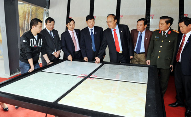 Bac Giang inaugurates Thach Ban granite tile plant