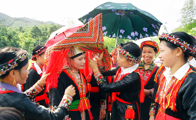 Sắc màu trang phục cưới của người Dao