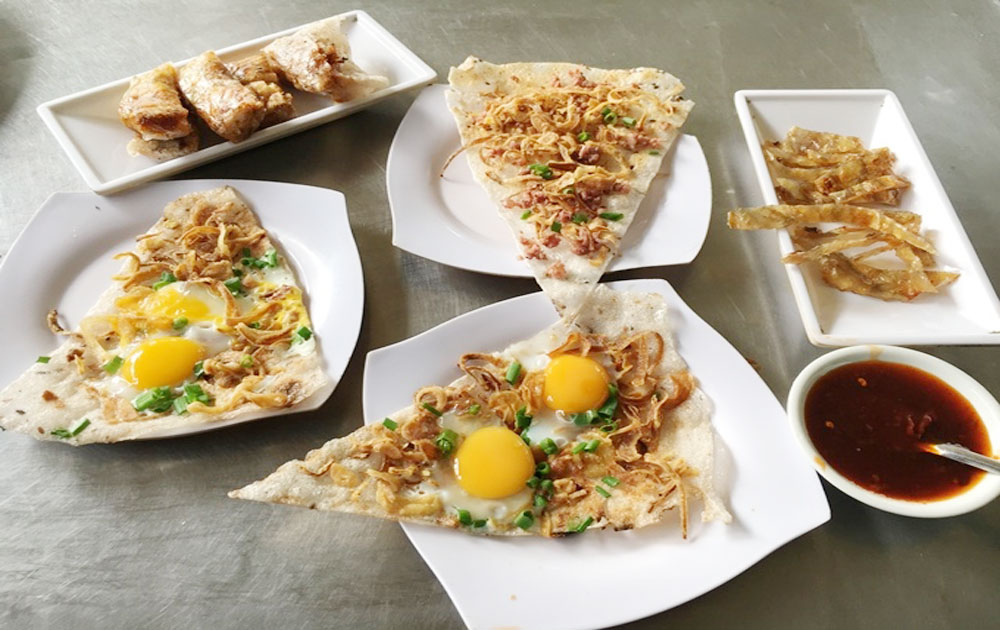 Take a bite out of Saigon's sizzling 22-cent ‘pizza’