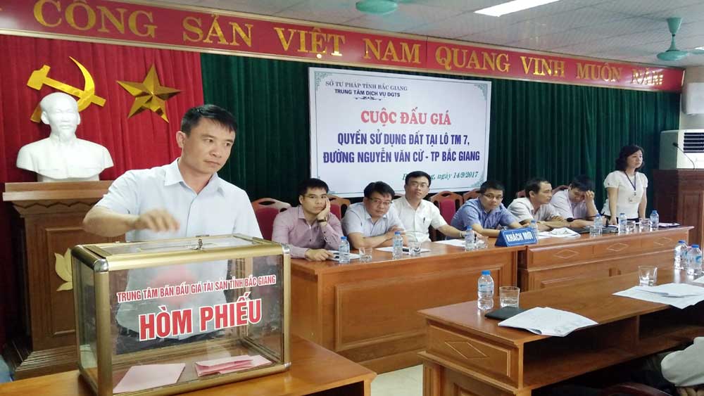 Đấu giá quyền sử dụng đất thương mại và đất ở