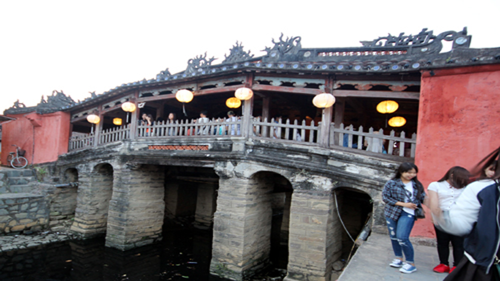 Quảng Nam tặng 30 bức tranh mạ vàng cho đại biểu dự APEC