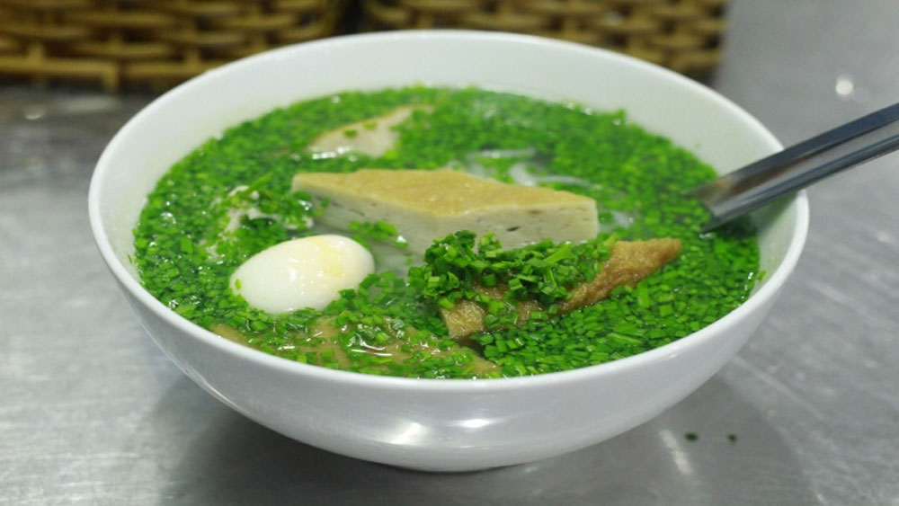 It's all about the chives in this Saigon noodle soup