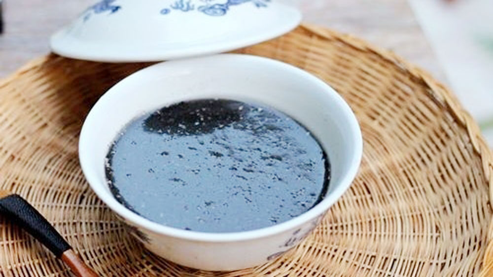 Black sesame sweet soup, a popular dessert in Hoi An