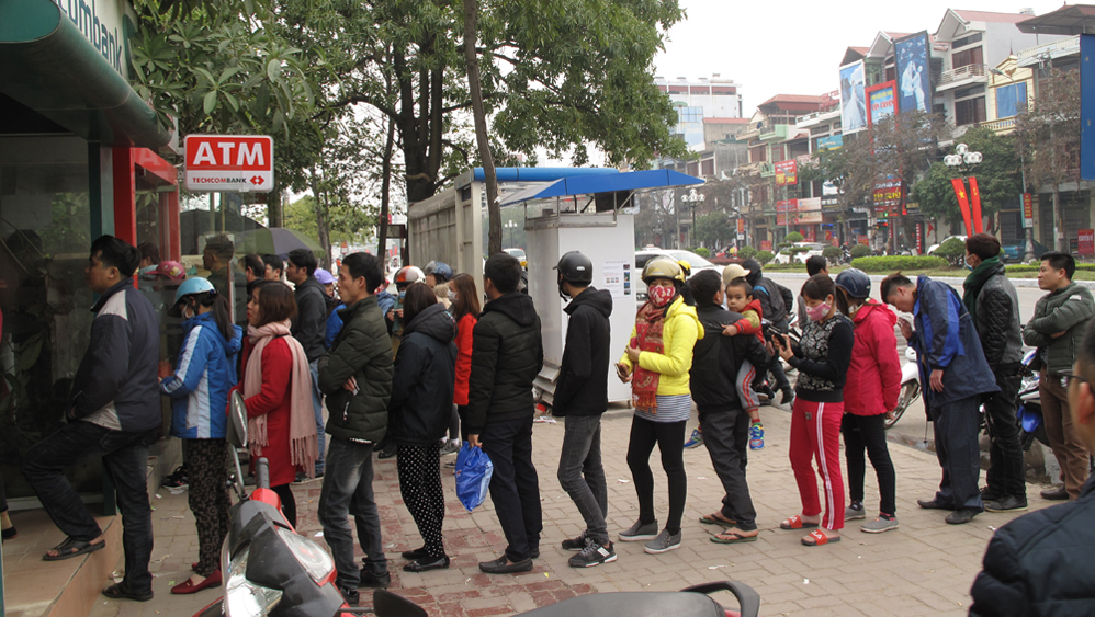 Rút tiền ATM quá tải vào chiều tối