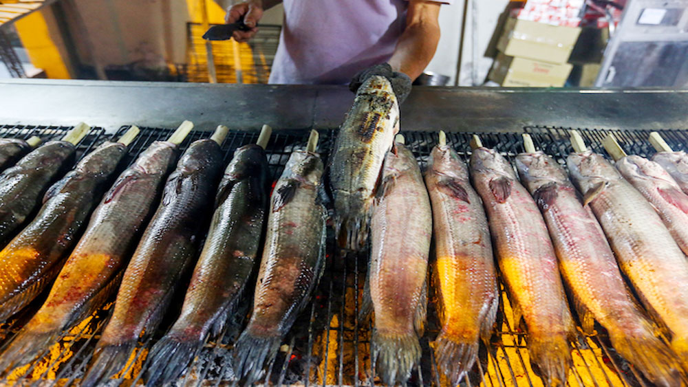 In Saigon, fish stalls pull an all-nighter for God of Wealth Day