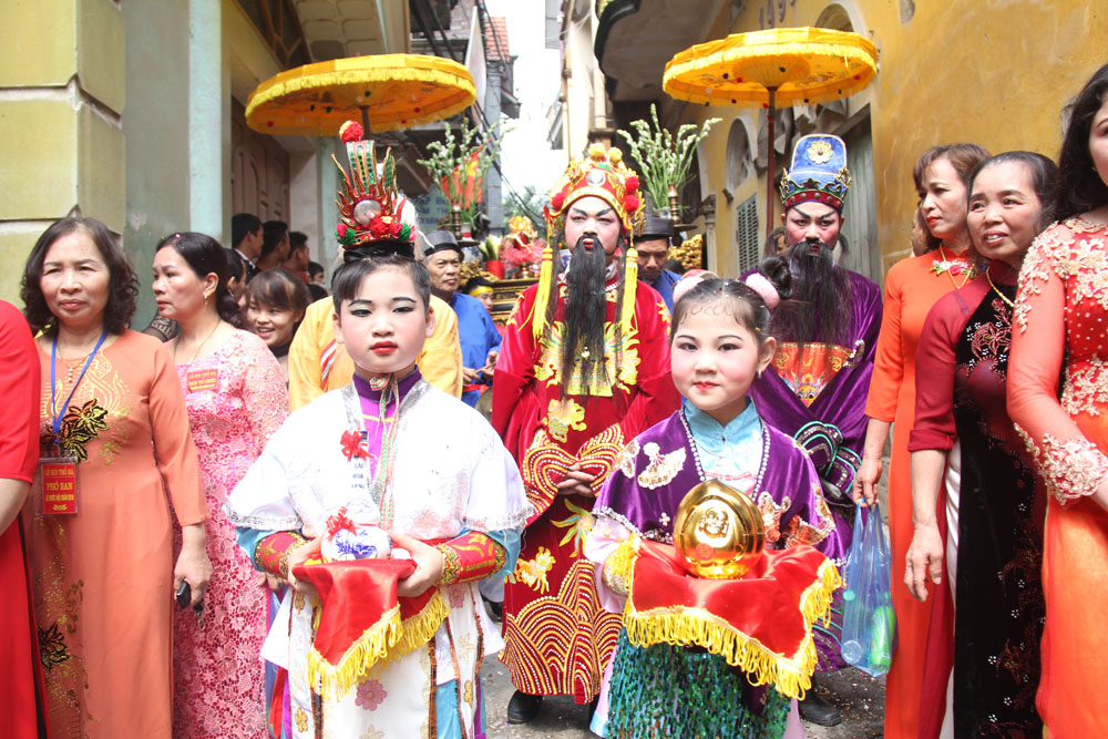 Rủ nhau xem hội Thổ Hà