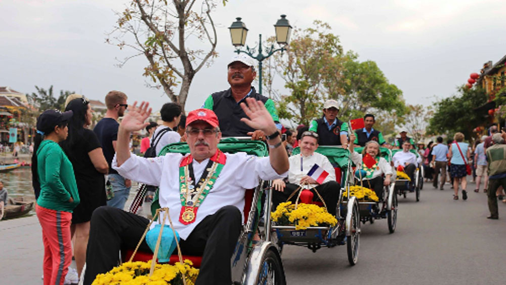 International chefs get a taste of Hoi An with cyclo ride to giant cook-off