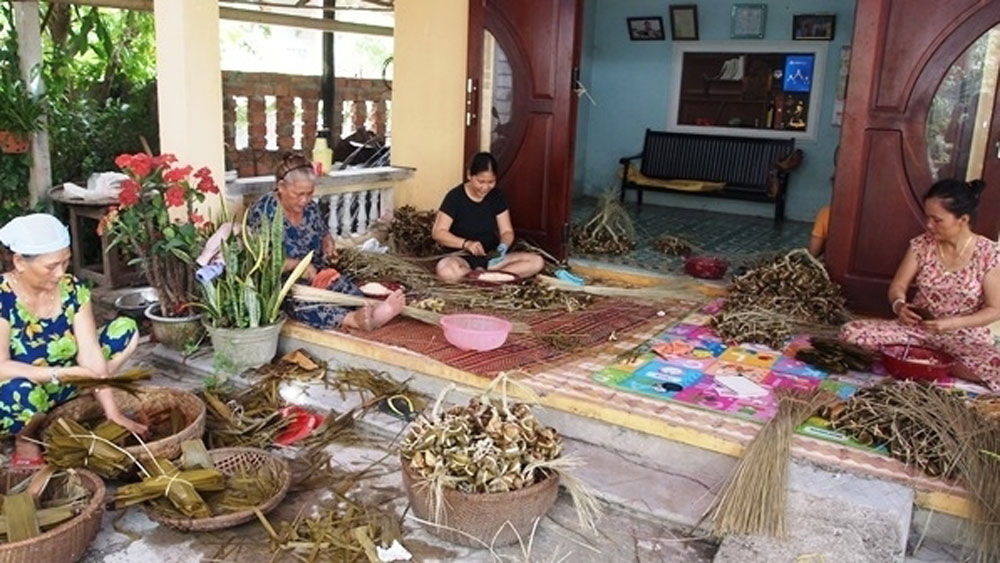 Hoi An locals busy preparing traditional cakes for Doan Ngo festival