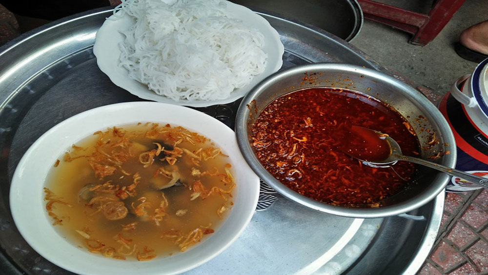 Chill this summer with Hanoi specialty: cold snail noodles