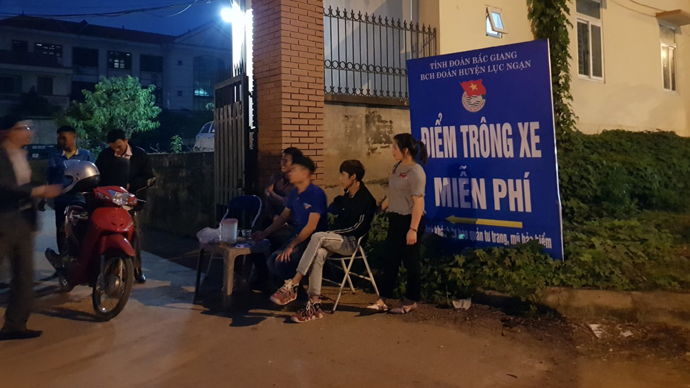 Huyện đoàn Lục Ngạn bố trí điểm trông xe miễn phí tại Hội chợ cam, bưởi