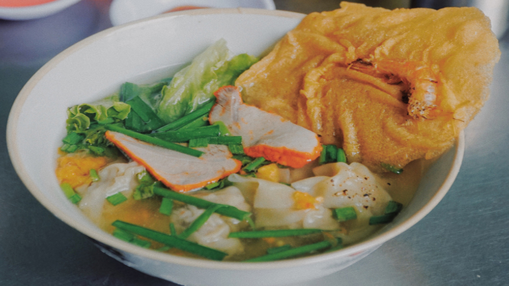 Saigon food vendor runs 40-year stall with 375-year history