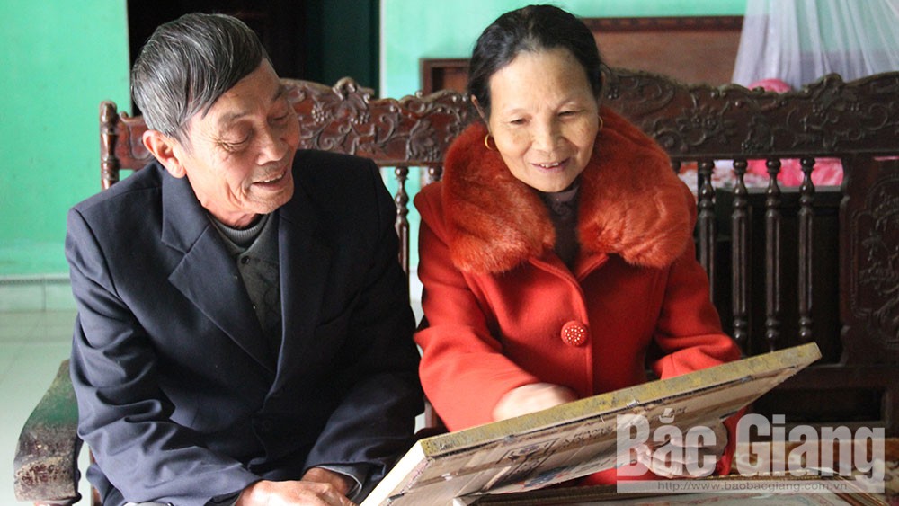 “Em bé” công giáo và tấm Huy hiệu Bác Hồ