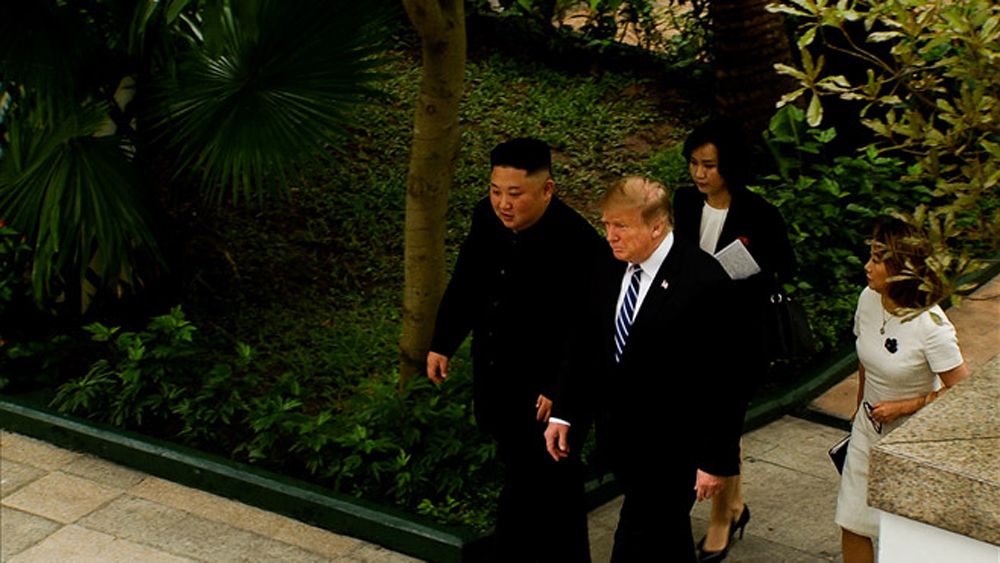 Clip Chủ tịch Kim và Tổng thống Trump đi dạo trong khuôn viên khách sạn Metropole sau cuộc trao đổi kín
