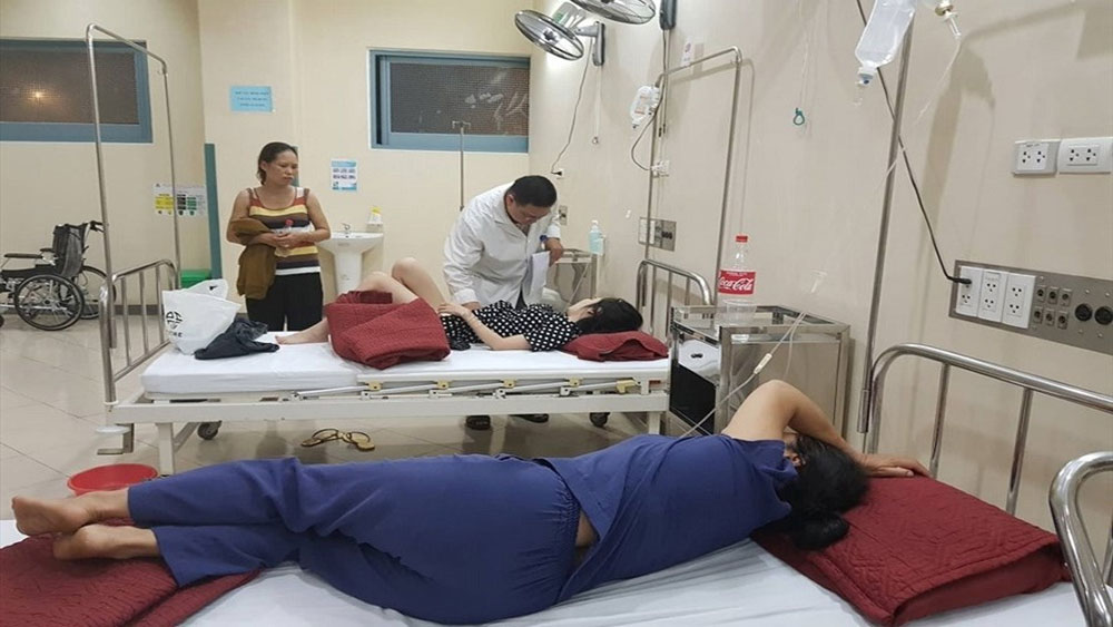 Hàng chục người nhập viện sau khi ăn tiệc cưới