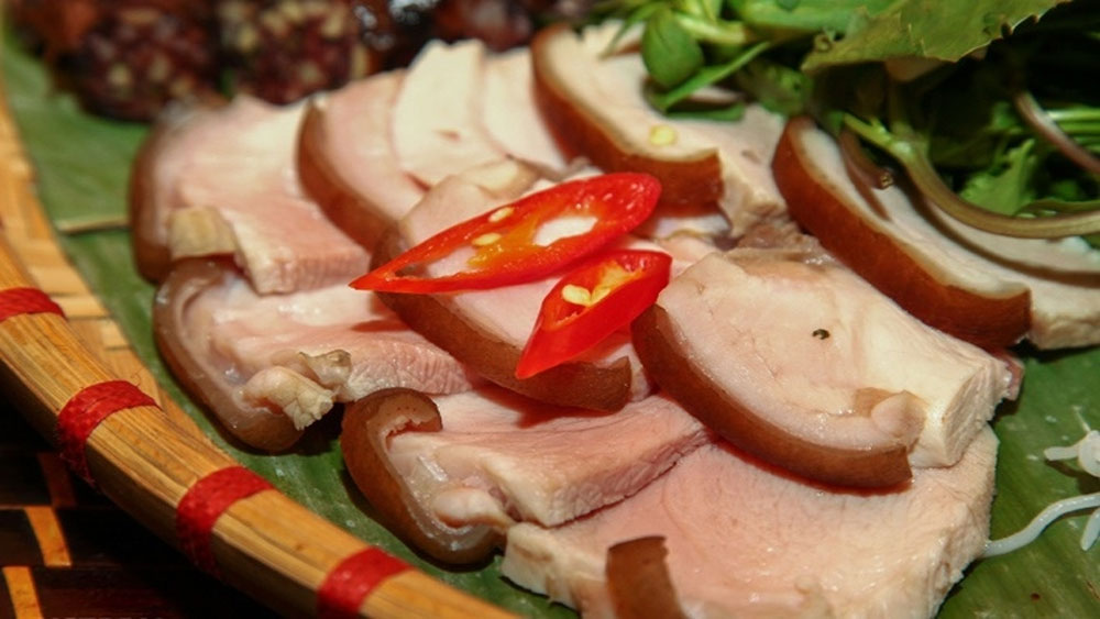 Thit Lon Thui Luoc (“boiled smoked pork”)