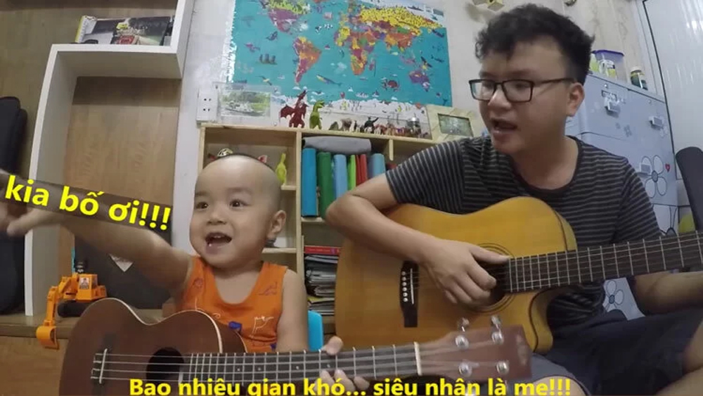 Hai bố con vừa đàn vừa hát cực hay