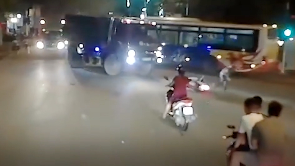 Xe tải bóp còi, nam thanh niên giật mình vứt xe bỏ chạy thật xa