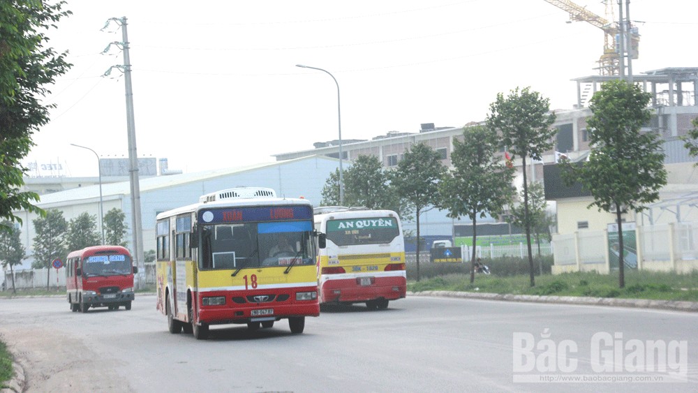 Dịch vụ đưa đón công nhân bằng ô tô: Rủi ro từ phương tiện cũ, không phù hiệu