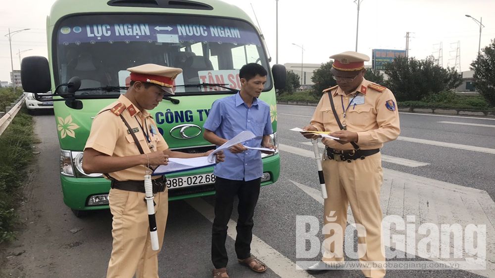 Tuần tra, xử lý nghiêm xe khách, xe đưa đón công nhân vi phạm quy định
