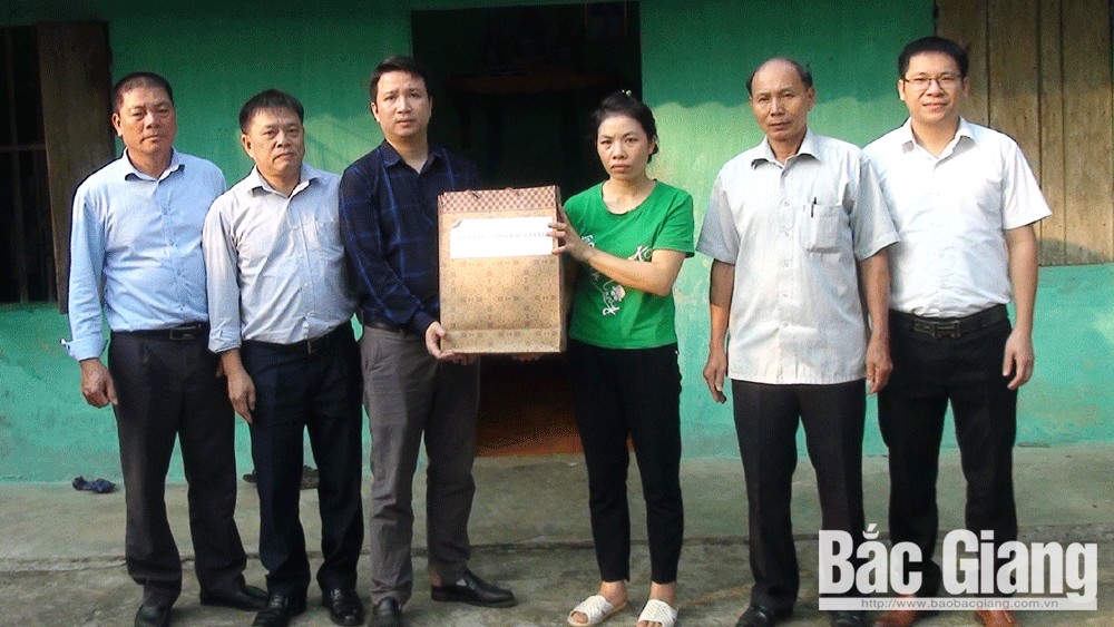 Thăm, tặng quà gia đình có nạn nhân tử vong do tai nạn giao thông ở Yên Thế