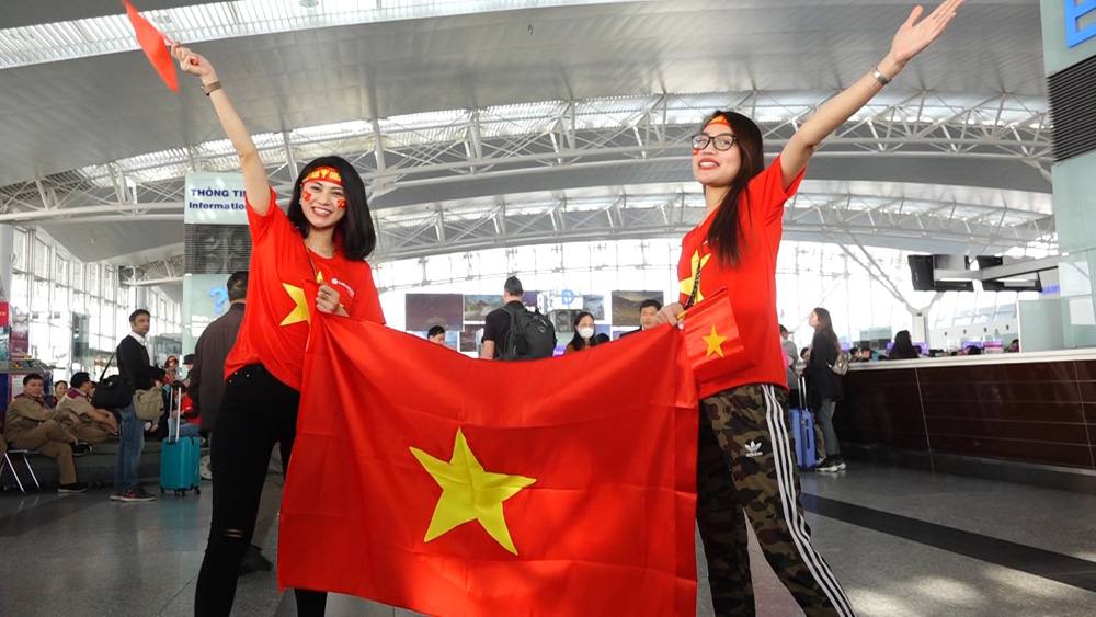 CĐV hát vang khi sang Philippines cổ vũ U22 Việt Nam