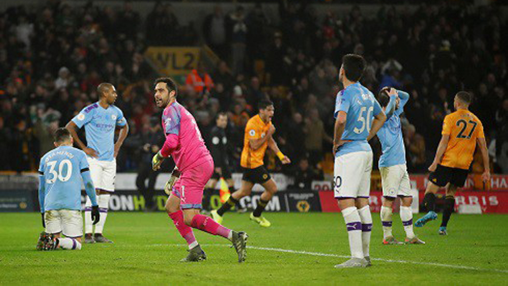 Thua ngược Wolves, chức vô địch Premier League xa dần Man City