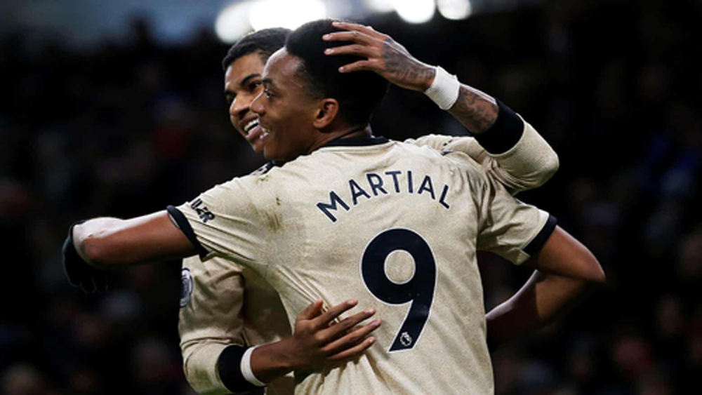 Man Utd áp sát top 4