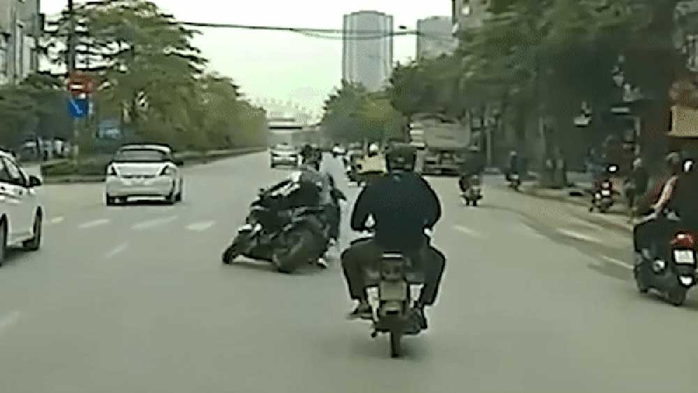Cú đâm bất ngờ của xe phân khối lớn và pha phanh gấp của ô tô