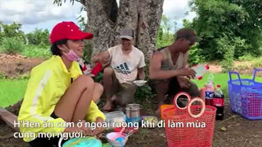 H'Hen Niê chăm nấu ăn, làm vườn ở quê nhà