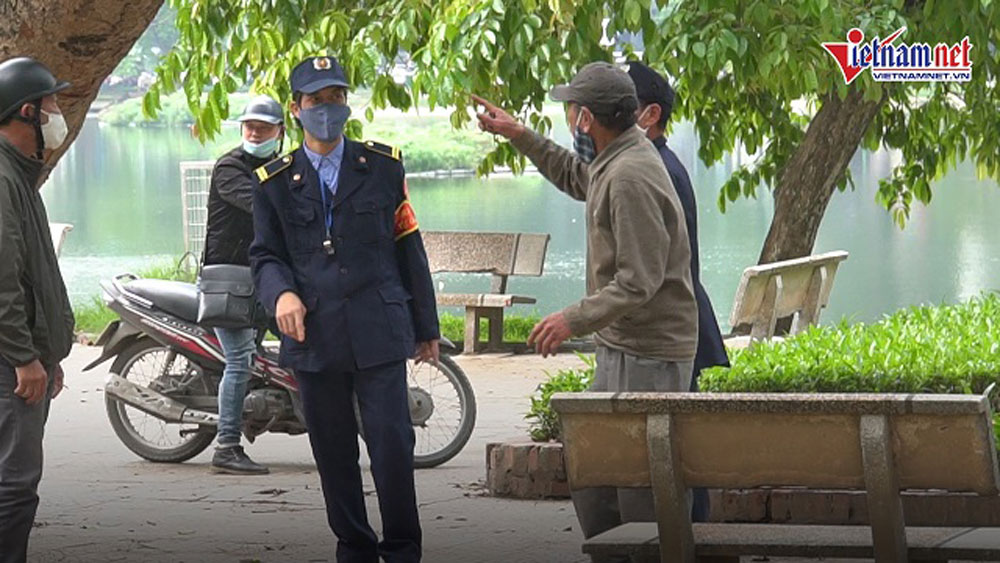Bị nhắc không ra đường, người dân Hà Nội đi tập thể dục "trộm" giữa trưa