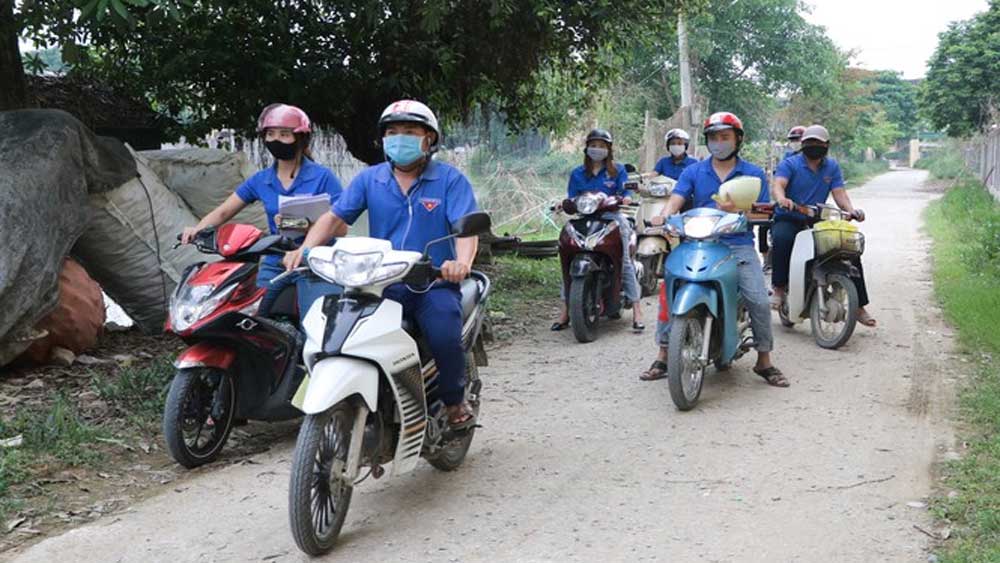 Nghỉ học vì Covid-19, các 'shipper áo xanh” mang bài đến tận nhà cho học sinh