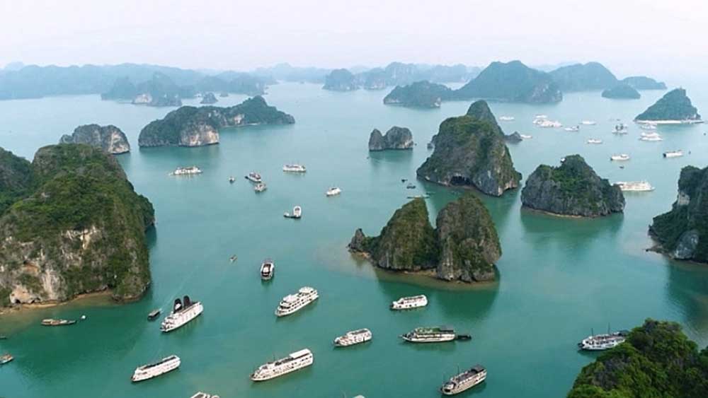 Quảng Ninh cho phép mở lại dịch vụ tham quan, lưu trú trên vịnh Hạ Long