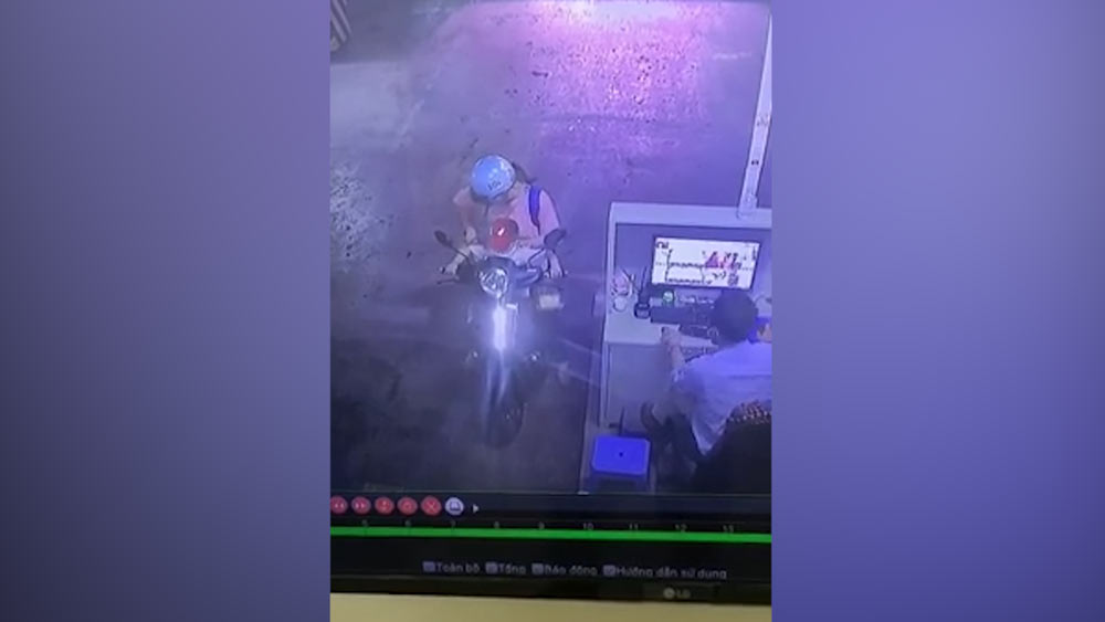 Hai mẹ con lao vút đi sau cú vặn tay ga của cậu bé