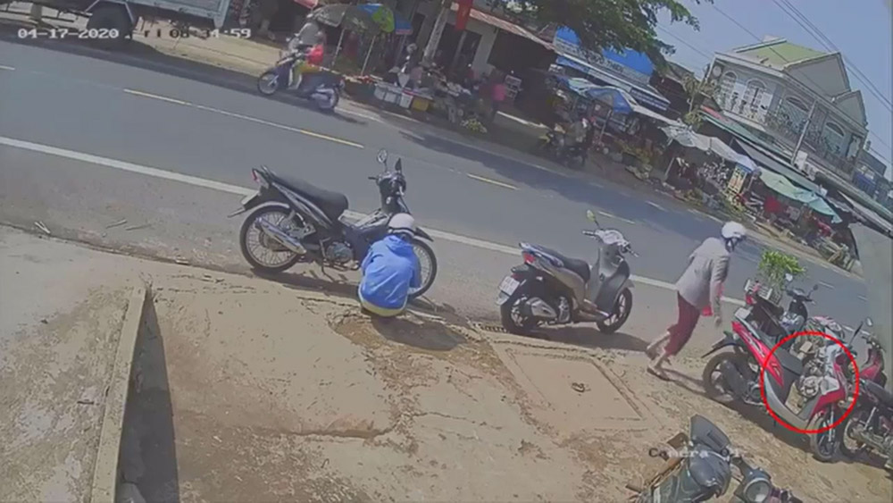 Người phụ nữ đi xe ga đắt tiền lấy cắp túi đồ ăn khiến dân mạng phẫn nộ