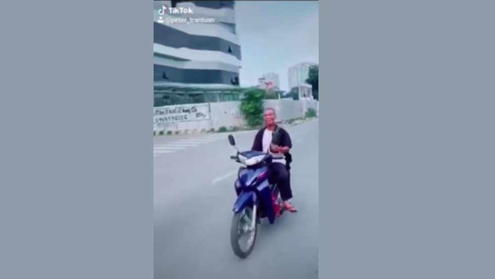 Xử phạt hành chính người đàn ông trung niên đi xe máy thả 2 tay