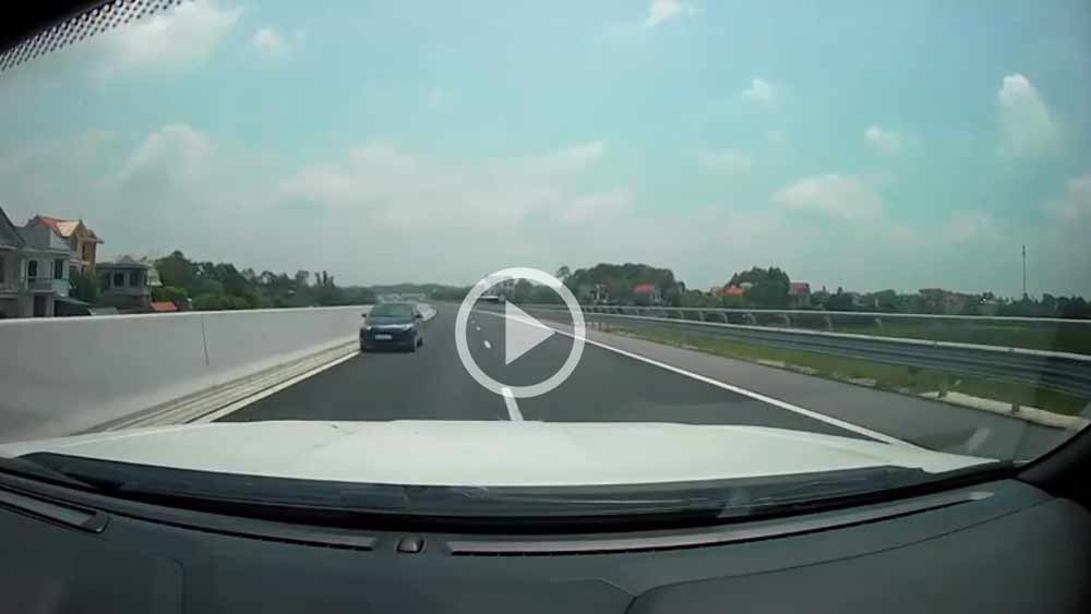 Xe lùi, xe ngược chiều cao tốc cách nhau chưa đầy một phút