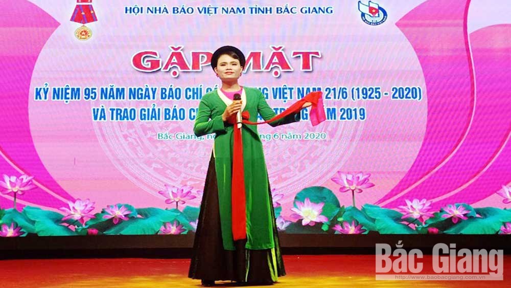 Ni La - Nữ cán bộ văn hóa đa tài