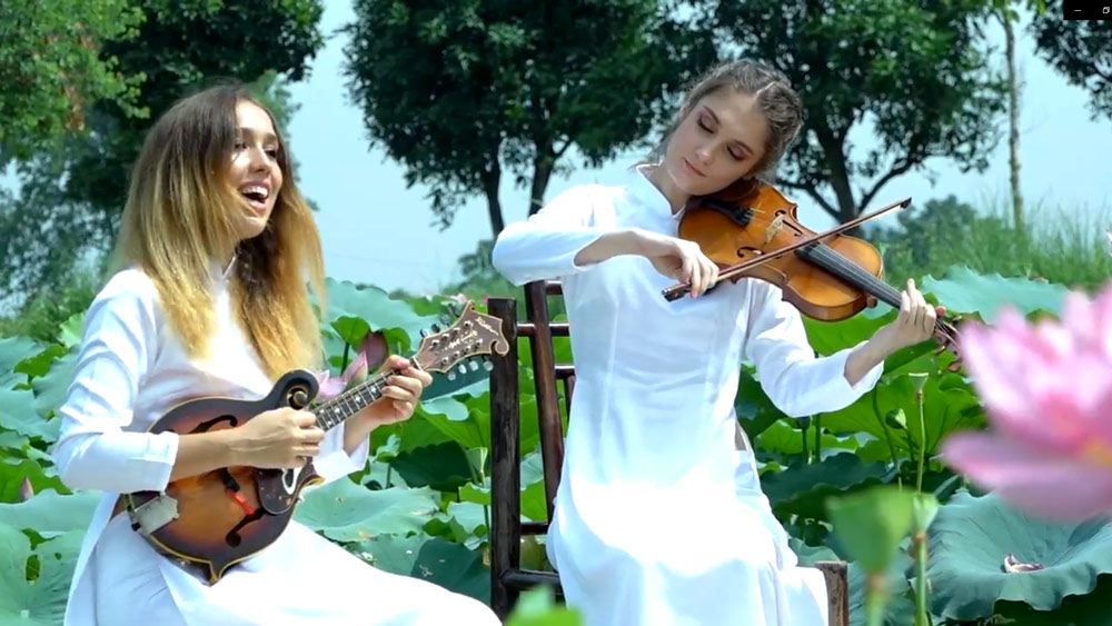 Chị em ca sĩ Nga say mê hát nhạc Việt