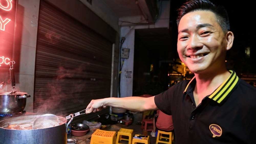 Decade-old pho stall welcomes nighthawks