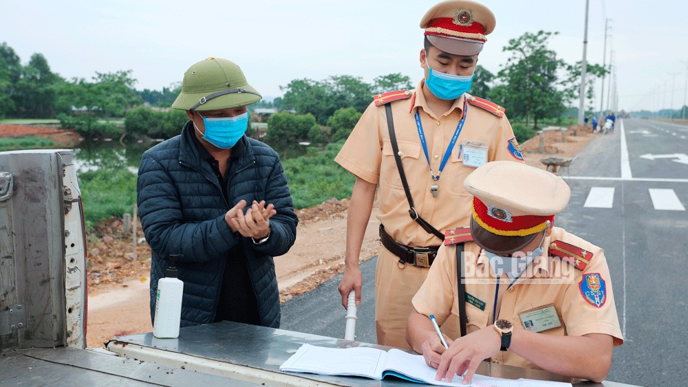 Bảo đảm trật tự ATGT mùa dịch