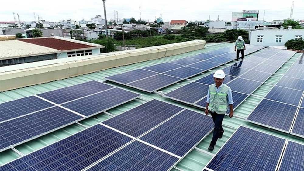 Đua lắp điện mặt trời mái nhà