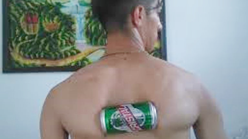 Chàng trai Cuba lập kỷ lục Guiness bóp vỡ lon bia bằng xương bả vai