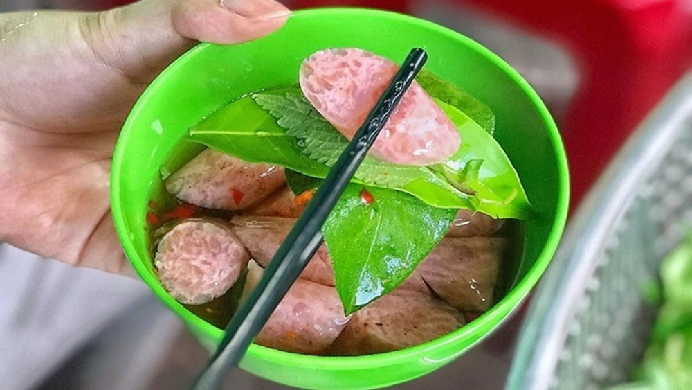 Sour sausages have Hai Phong locals puckering in delight