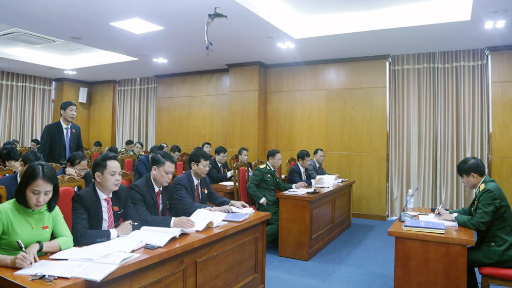 Các đại biểu thảo luận tại tổ về một số văn kiện trình Đại hội