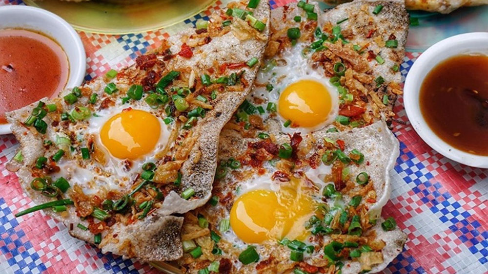 Grilled Vietnamese rice 'pizza' the talk of the town