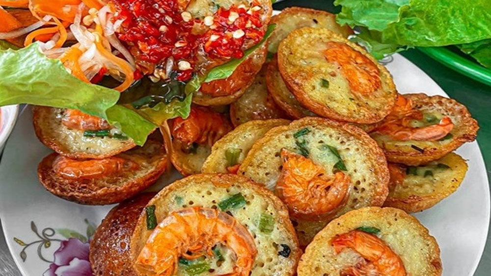 One-cent shrimp pancakes sizzle up HCMC street food scene