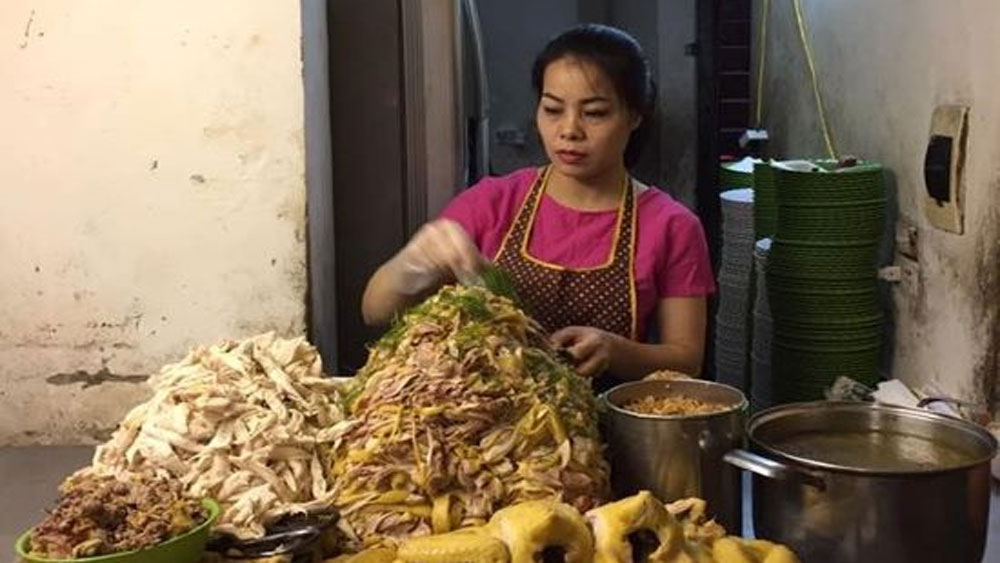 Late-night chicken pho options in Hanoi