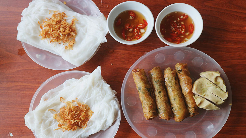 Ha Tinh’s unique steamed rice rolls with spring roll stuffing
